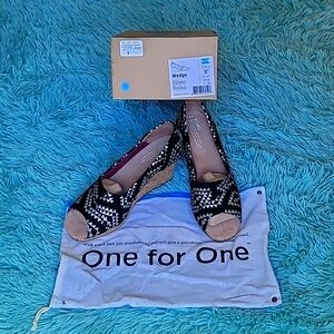 TOMS, tribal design wedge 9.5, never worn, great summer shoe goes so much.